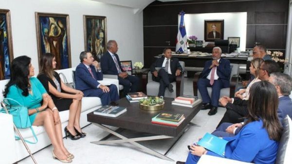 Cámara de Diputados y AMCHAMDR discuten iniciativas para mejorar el clima de inversión