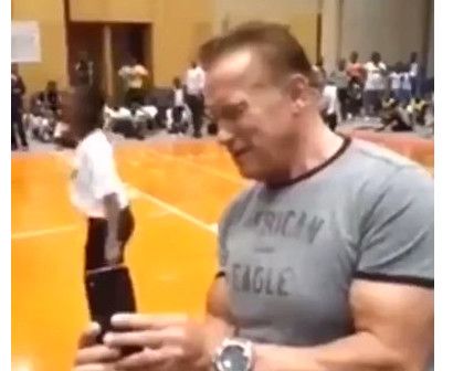 Arnold Schwarzenegger sufre un brutal ataque físico por la espalda