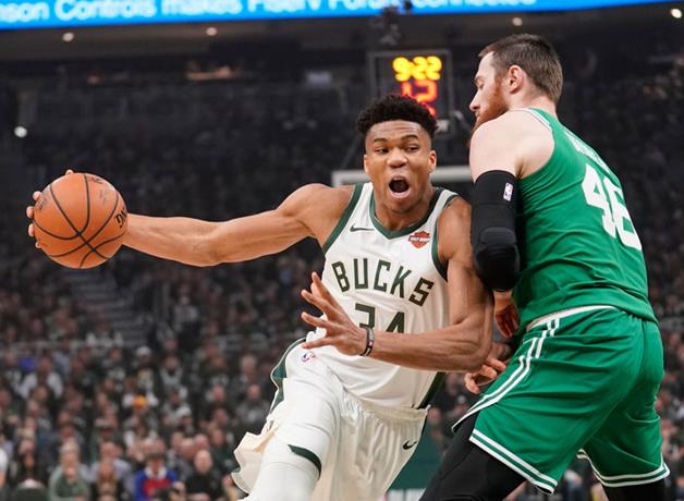 Giannis encesta 20 y Milwaukee avanza
