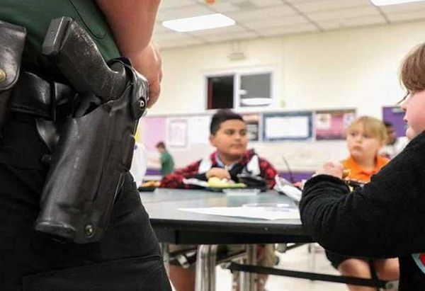 Aprueban ley para que maestros de Florida puedan ir armados a las escuelas