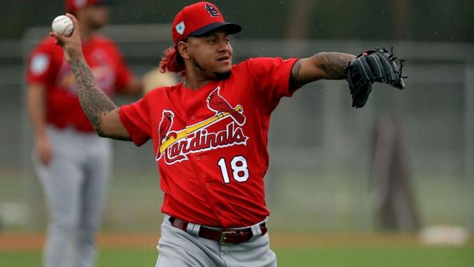 Cardenales activan al dominicano Carlos Martínez