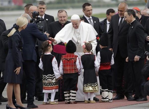 El papa pidió desde Bulgaria que no se cierre el corazón a los migrantes