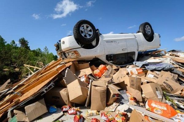 Poderoso tornado devasta pequeña ciudad en EEUU y mata a dos personas