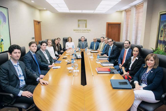 Valdez Albizu y técnicos se reúnen con inversionistas