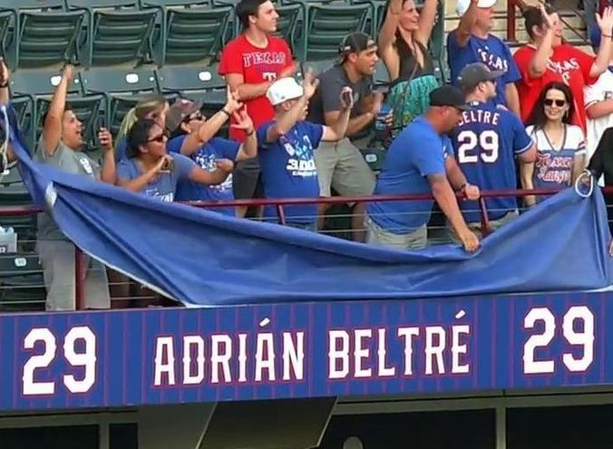 Texas retira oficialmente número del dominicano Beltré
