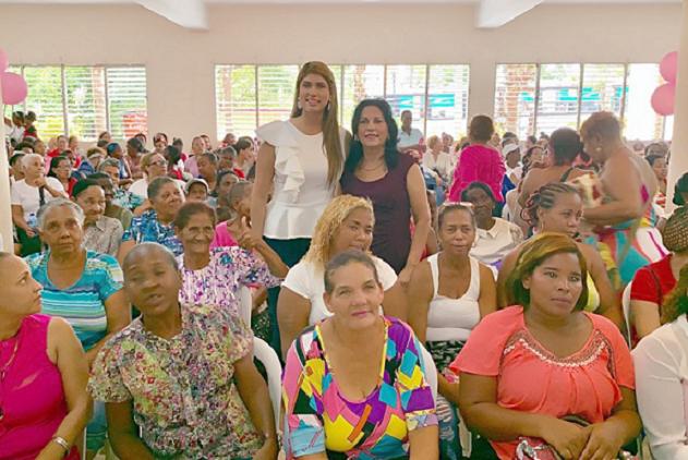 Participaron más de mil quinientas mujeres que recibieron regalos y refrigerios.