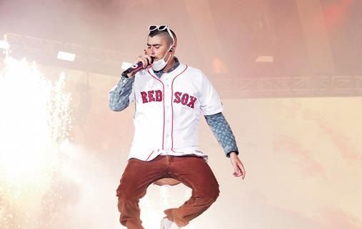 Bad Bunny le rinde tributo a la dominicanidad en un concierto a casa llena
