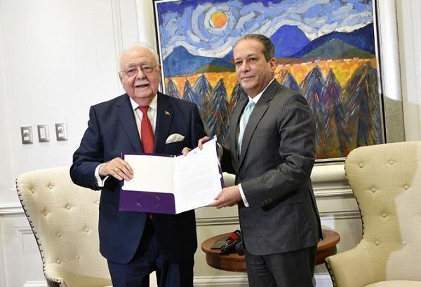 El ministro de Energía y Minas entregó ayer al presidente del Senado anteproyecto de ley de minería