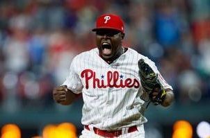 Héctor Neris lleva de 13-13 en salvamentos