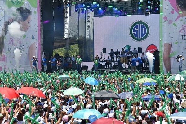 Juliana recibe gran ovación en  “Caminantes Por La Vida”