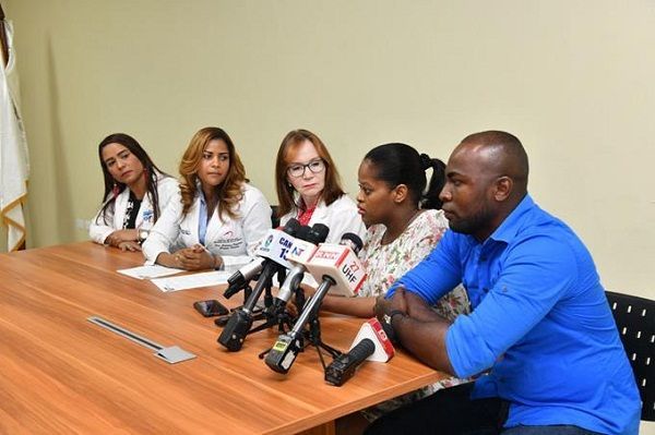 Padres siamesas esperan apoyo de manos solidarias