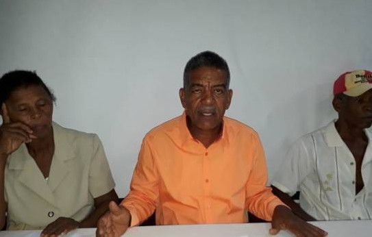 Familias de comunidad de Monte Plata acusan a un alemán de destruirles cultivos