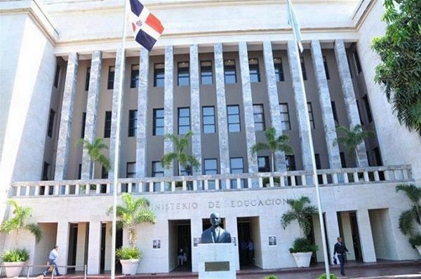 Ministerio de Educación dice está prohibido cobrar inscripción  en planteles de la institución