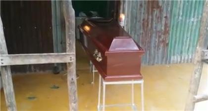 Miembros de la policía obliga a familiares de muerto que llevaba cuatro días a enterrarlo