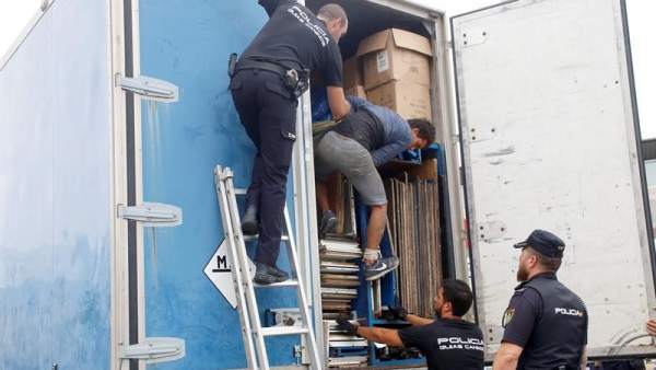 En México las Autoridades detuvieron a 228 migrantes que se  ocultaban en un camión