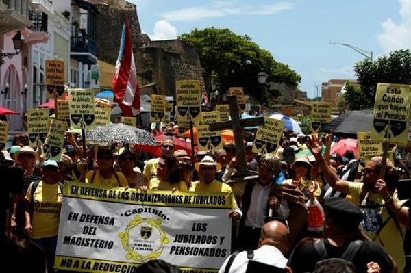 Puertorriqueños piden en la calle la dimisión del gobernador