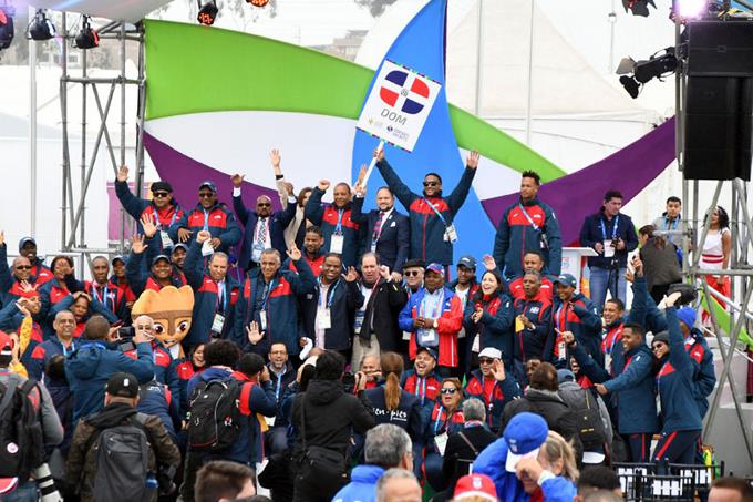 La bandera tricolor de Dominicana ya está en el cielo peruano
