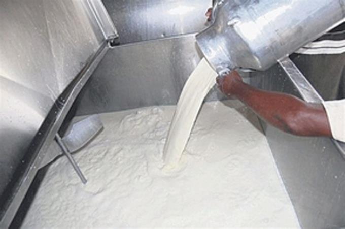 Ministro dice se debe mejorar calidad leche para aumentar precio