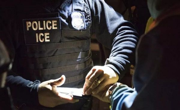 ICE detiene a 680 inmigrantes en sus lugares de trabajo; es el mayor operativo en años