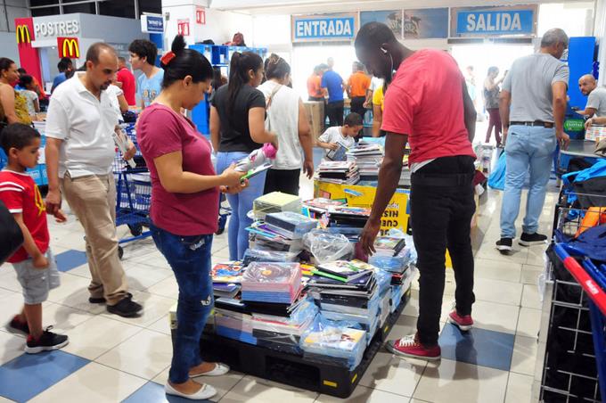 “Esto cada año es más caro», dice mujer mientras compraba útiles a horas de que se inicie el año escolar