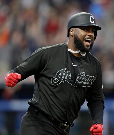 Franmil dispara dos H4 en revés de Cleveland