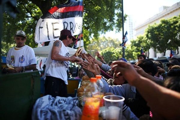 Macri lanza medidas para mejorar vida de argentinos