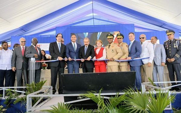 Danilo entrega títulos y edificio del Sistema 911