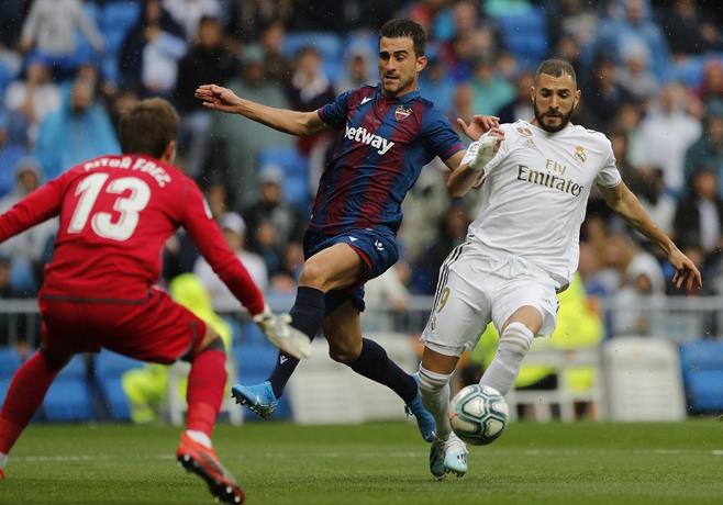 El Madrid gana pero sufre, 1ra derrota del Atlético