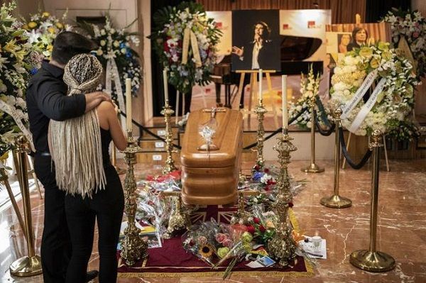 Fanáticos acuden a ofrecer el último adiós a Camilo Sesto.