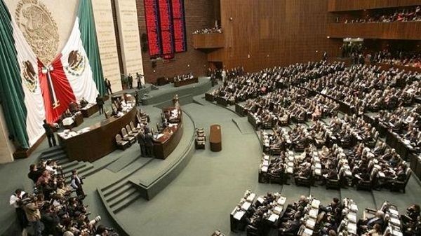 Diputados avalan ley que termina con el fuero presidencial en México