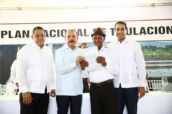 Medina entregó ayer 3,186 títulosen el Este