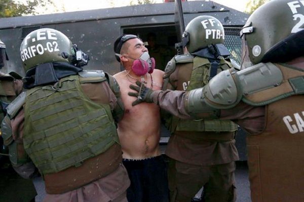 Legisladores opositores procuran la destitución de Piñera