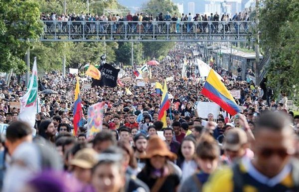 Vuelven las protestas a calles de Colombia