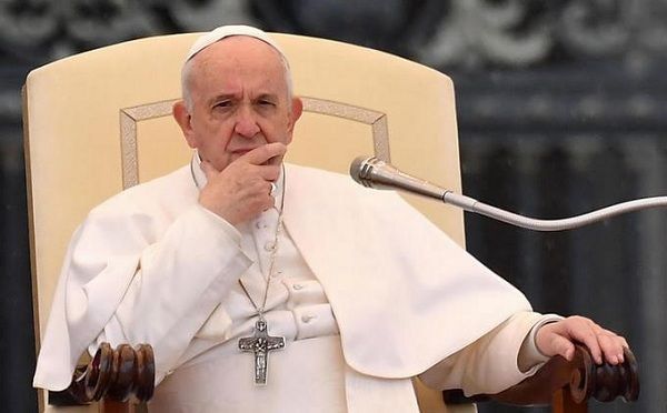 Papa emite mensaje navideño de esperanza contra la oscuridad