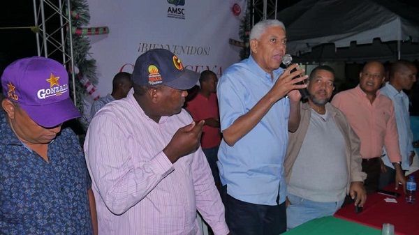 NELSON GUILLÉN ofrece cena Navideña a residentes del sector Villa Progreso en SAN CRISTÓBAL