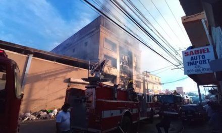 Se incendia fábrica de papel en Villa Juana