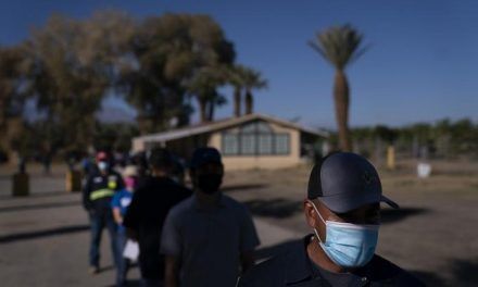 Desconfianza e idioma dificultan vacunar a migrantes en EEUU