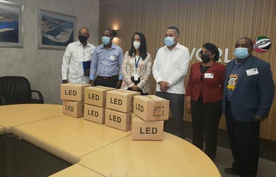 DP World entrega 35 lámparas al Ayuntamiento de Boca Chica