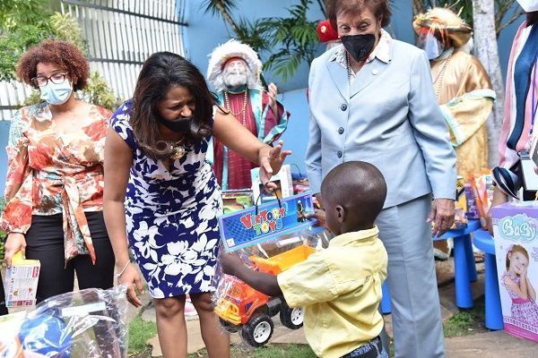 CONANI celebra “Día de Reyes” llevando alegría a hogares de acogidas