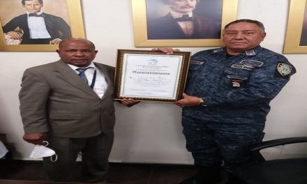 Reclusos de cárcel Baní reconocen a general Mancebo y al alcaide del recinto penitenciario