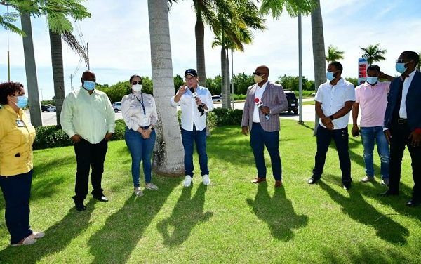 Iván Ruiz media en solución de conflicto taxistas en Punta Cana