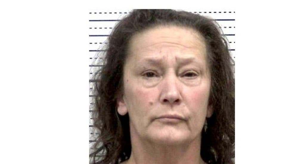 Una Mujer de Arkansas alegadamente trató de envenenar a su esposo con gotas para los ojos