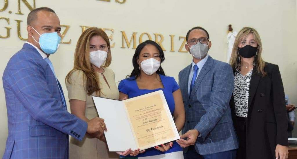 ADN otorga reconocimiento a Ely Encarnación en ocasión del Día Nacional de la Juventud
