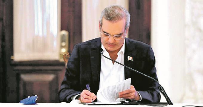 Abinader amplía regulaciones para las contrataciones públicas