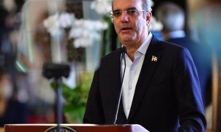 Abinader muestra compasión en medio de la pandemia