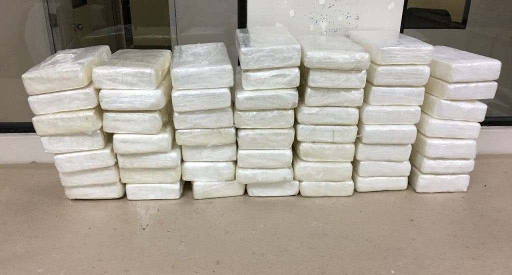 Autoridades detienen a dos personas y ocupan droga en Tenares