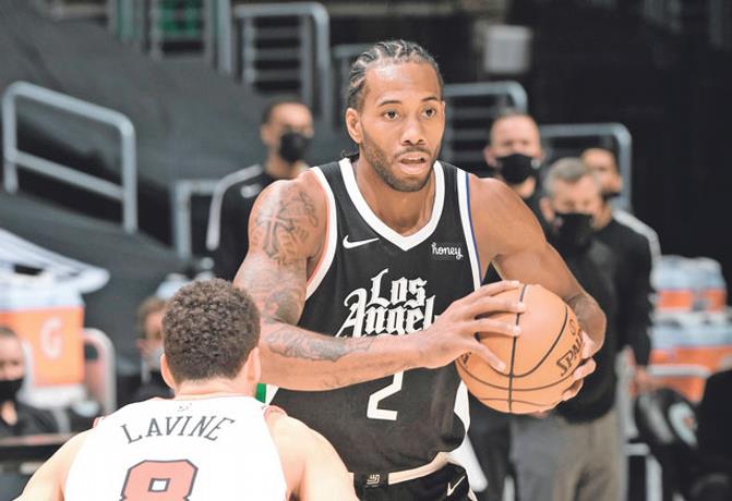 Leonard llega a 10,000 puntos en una victoria