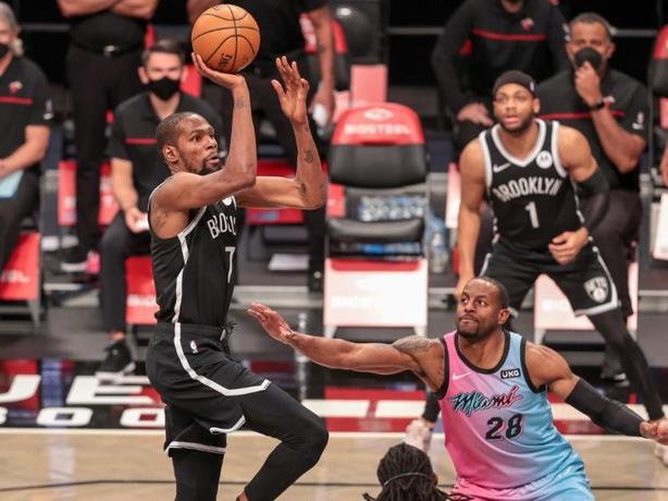 Los Nets y Lakers triunfan, Curry supera a Reggie Miller