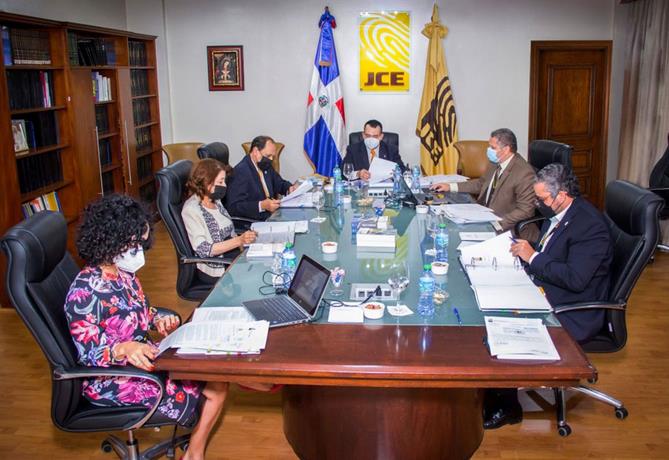 Miembro JCE emite voto disidente, Leonel y PRSC rechazan la resolución