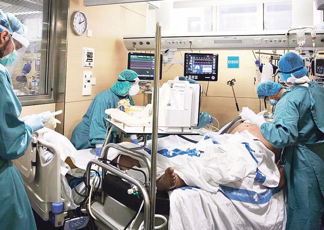 Ocupación de camas UCI aumenta en DN y Santiago